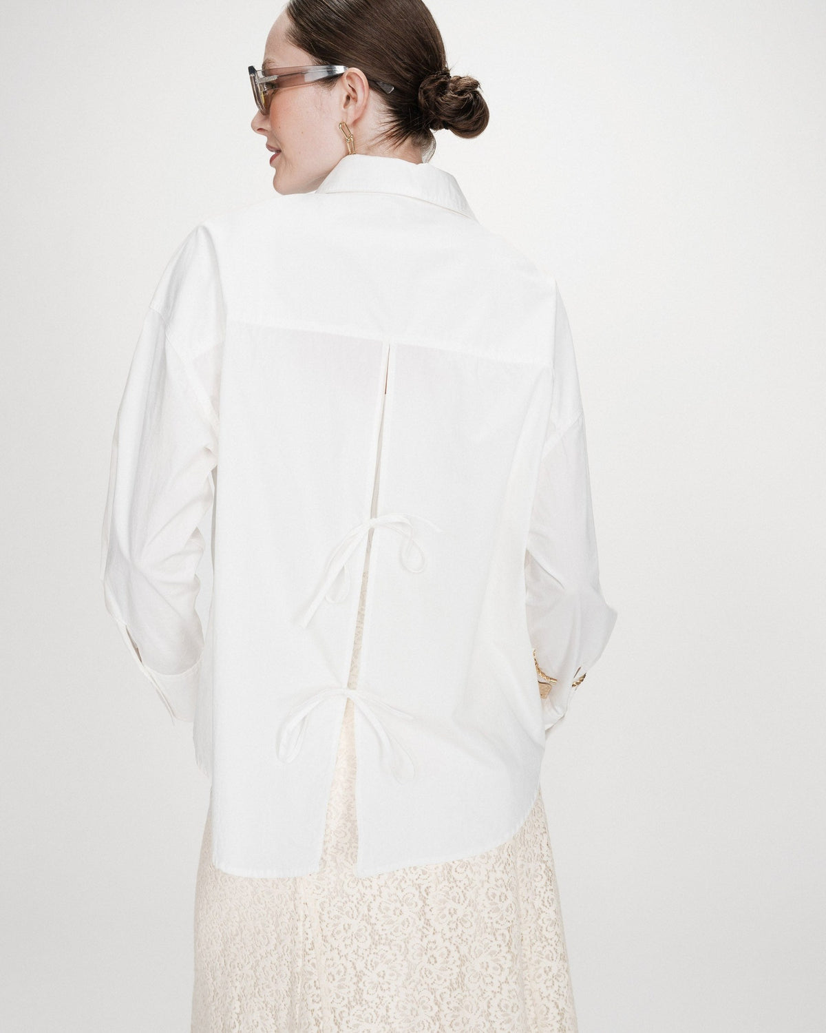 Valerie Chemise oversize en coton à nouer dans le dos — Grace & Mila — Ivoire — Portée de dos : fente fermée par deux liens noués en petits nœuds 5 | Appart 17 Bruxelles